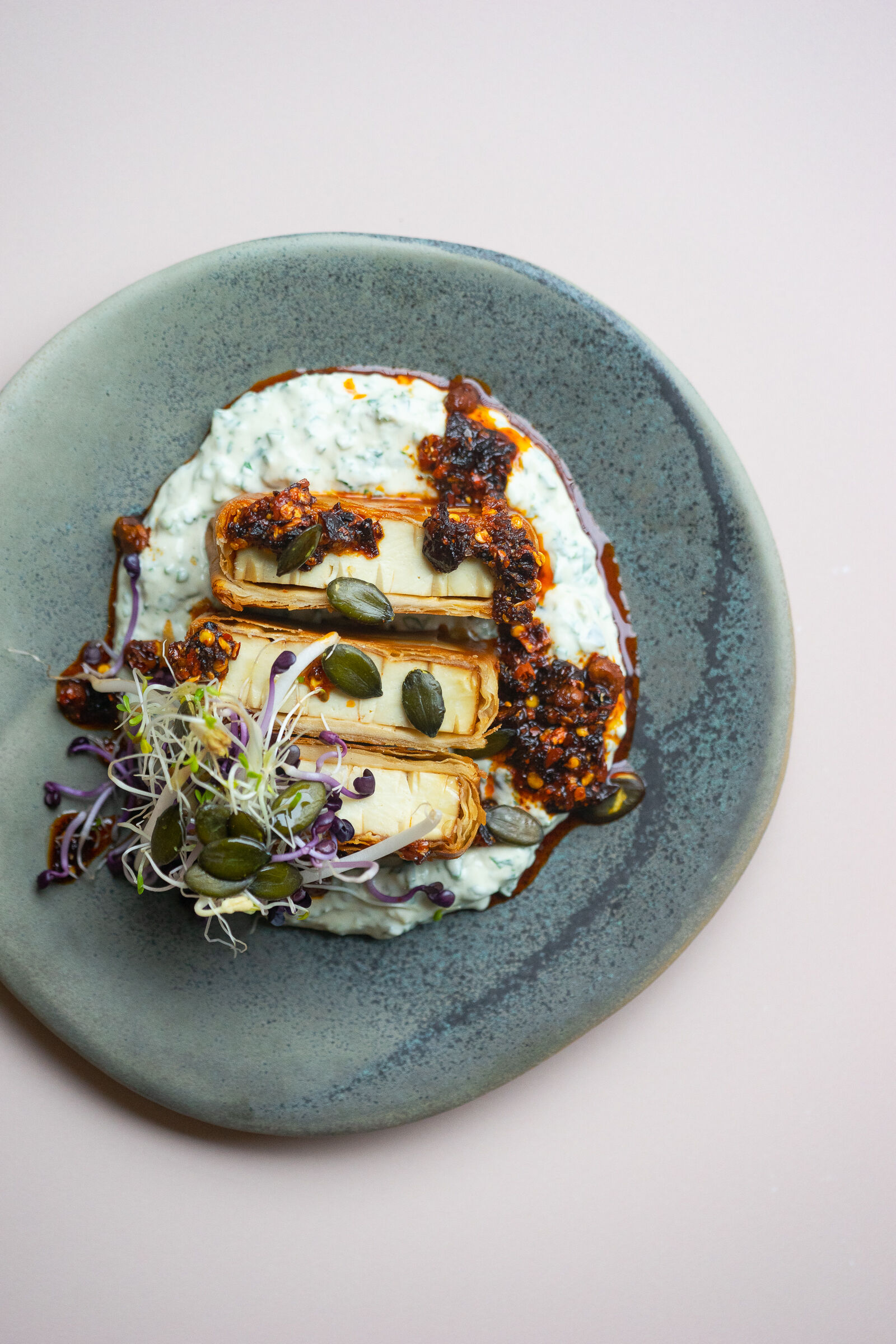 Strudelpäckli mit Tofu, Kräuterquark und Rayu