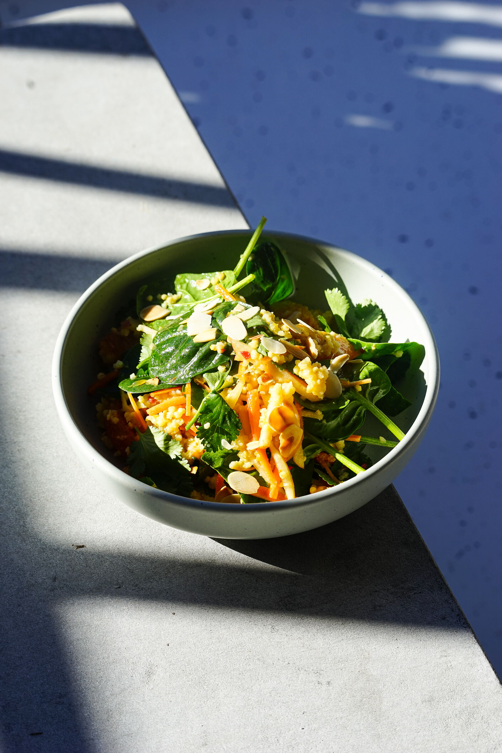 Blutorangen-Hirsesalat mit Apfel, Karotte und Mandeln