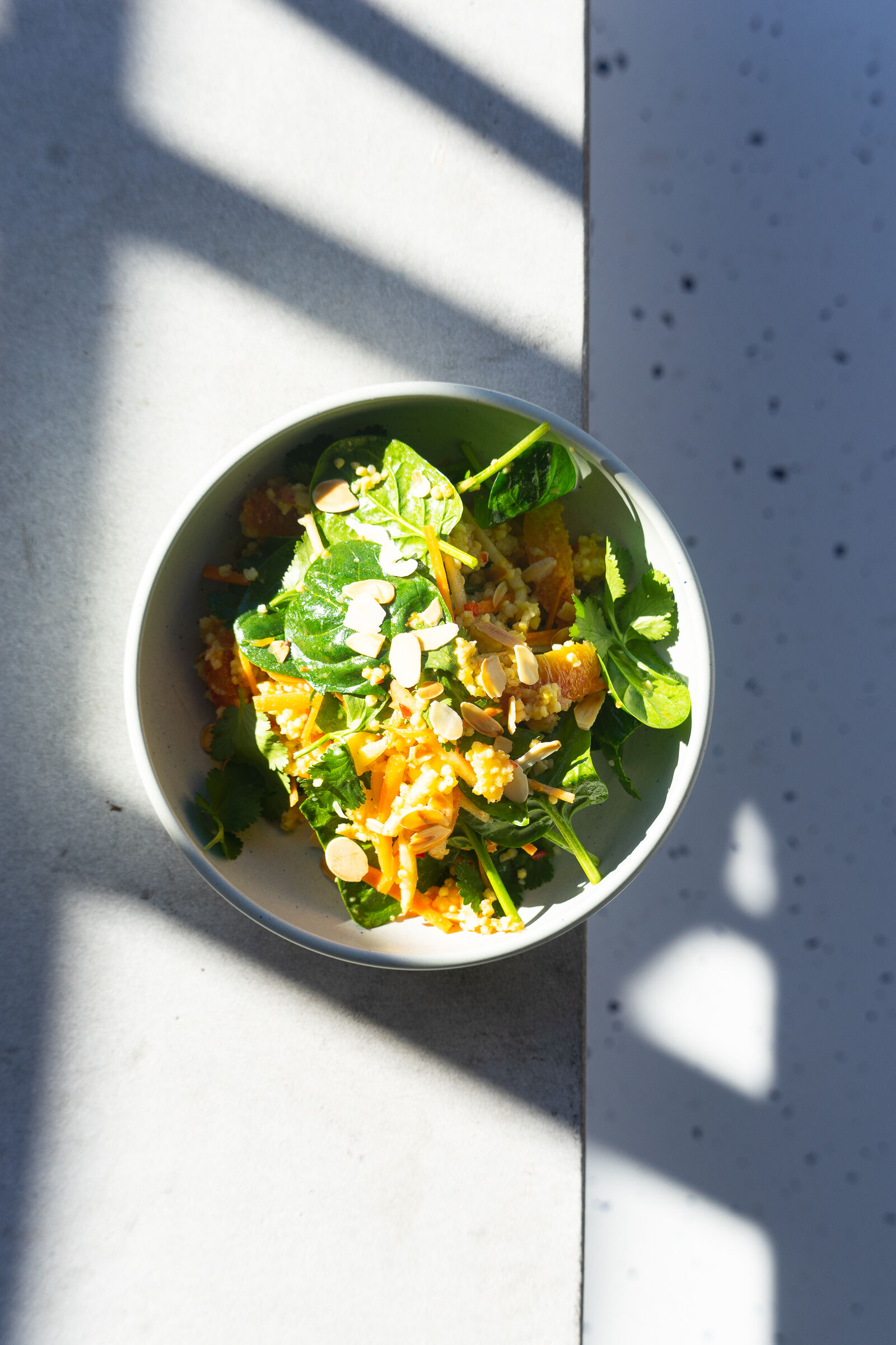 Blutorangen-Hirsesalat mit Apfel, Karotte und Mandeln