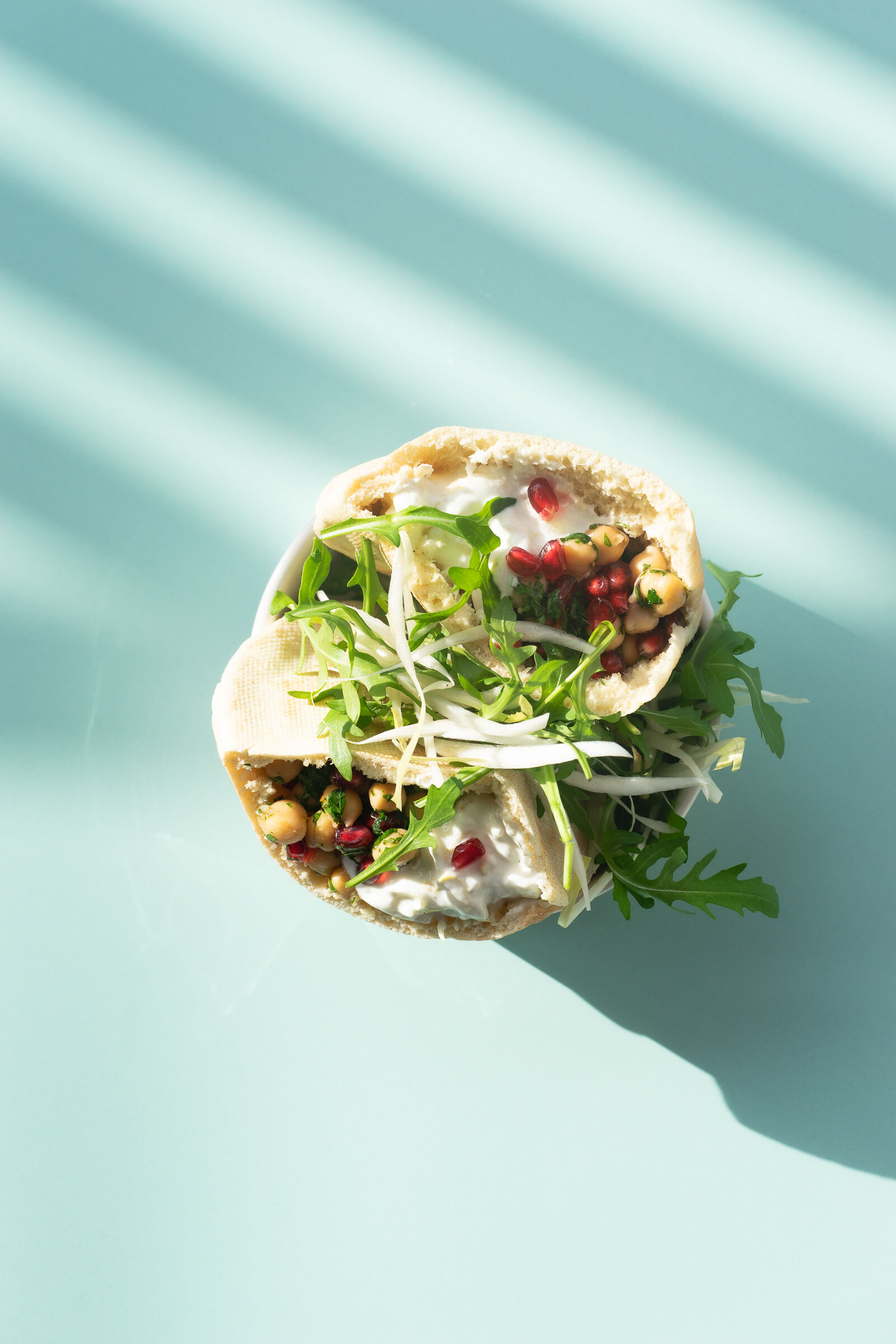Pitabrot mit Chicorée-Tzatziki und Kichererbsen Salat