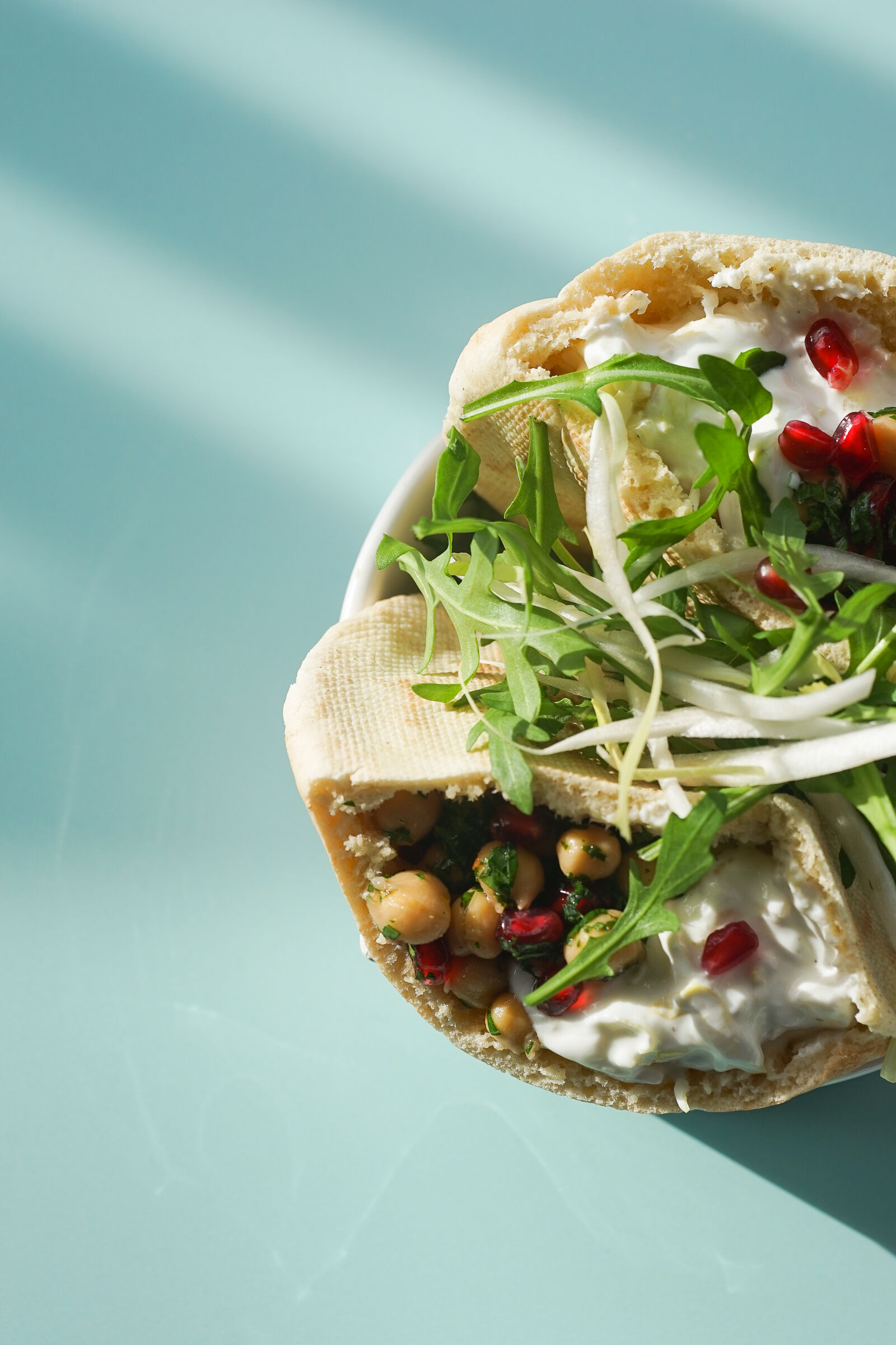 Pitabrot mit Chicorée-Tzatziki und Kichererbsen Salat