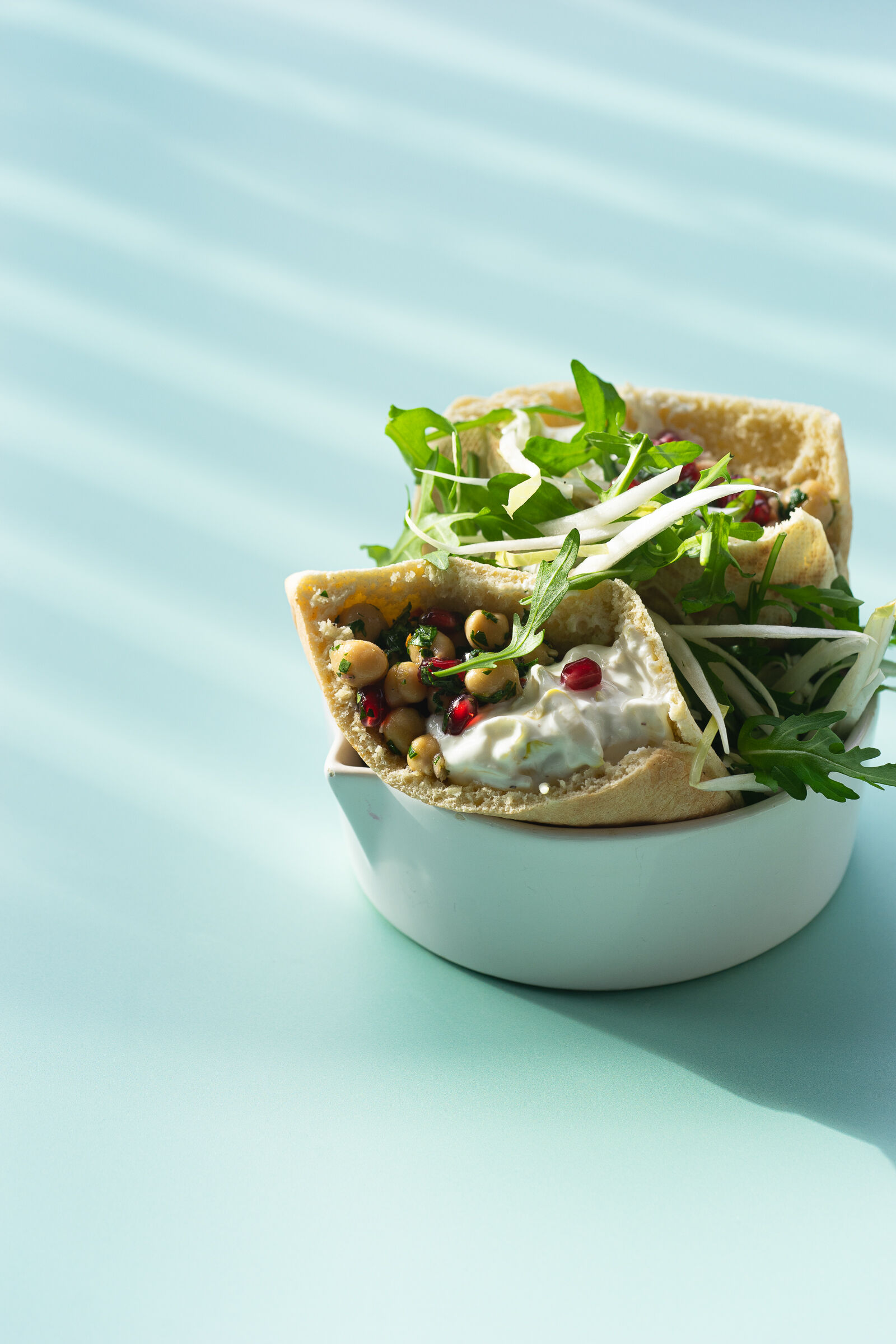 Pitabrot mit Chicorée-Tzatziki und Kichererbsen Salat
