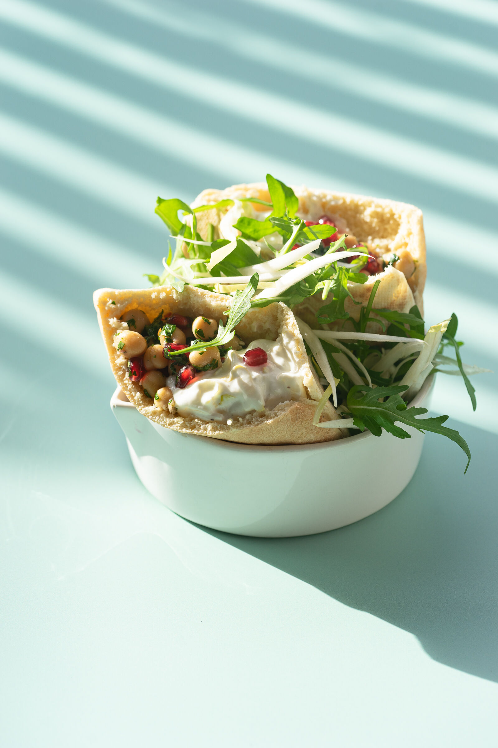 Pitabrot mit Chicorée-Tzatziki und Kichererbsen Salat
