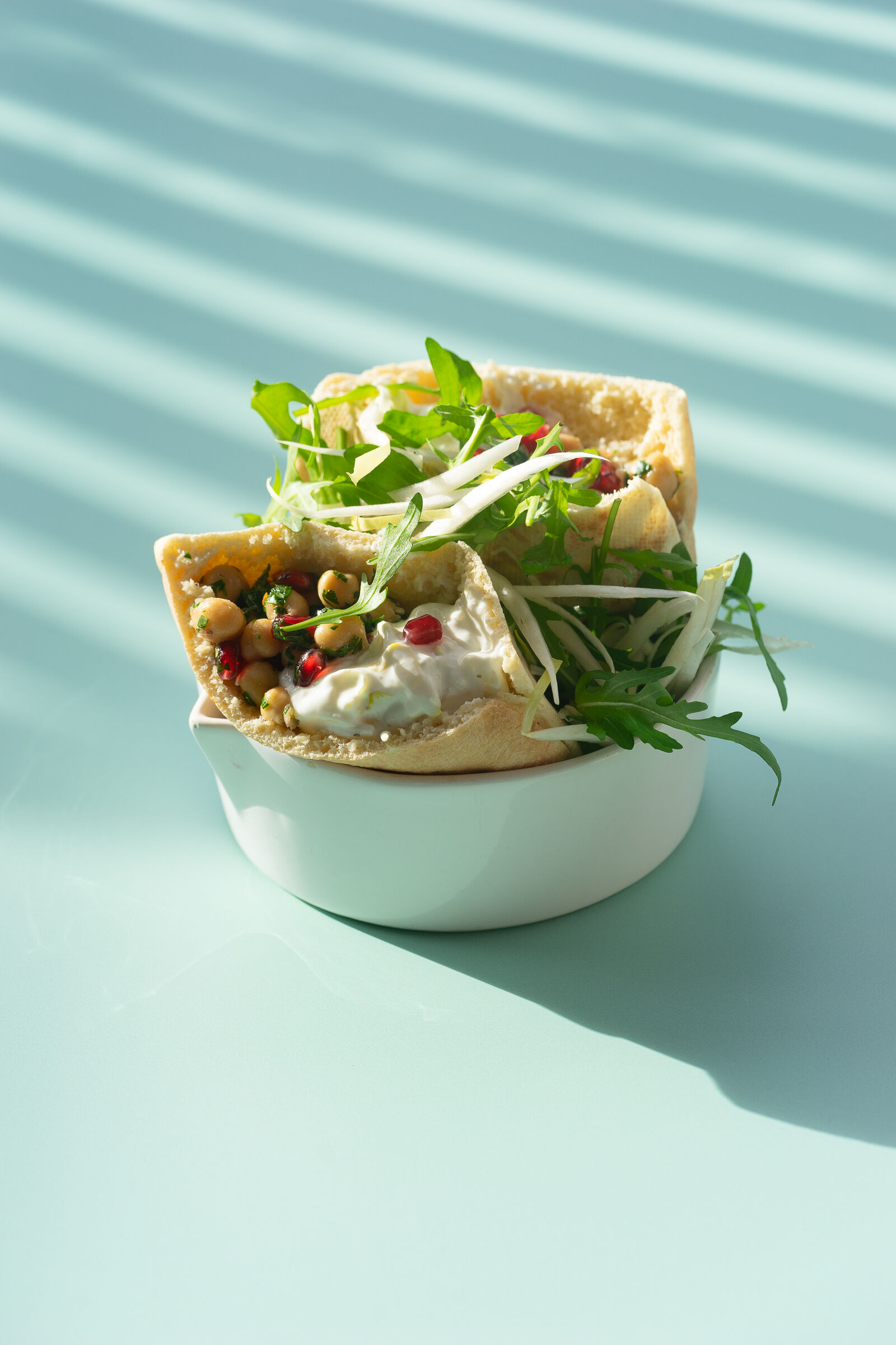 Pitabrot mit Chicorée-Tzatziki und Kichererbsen Salat