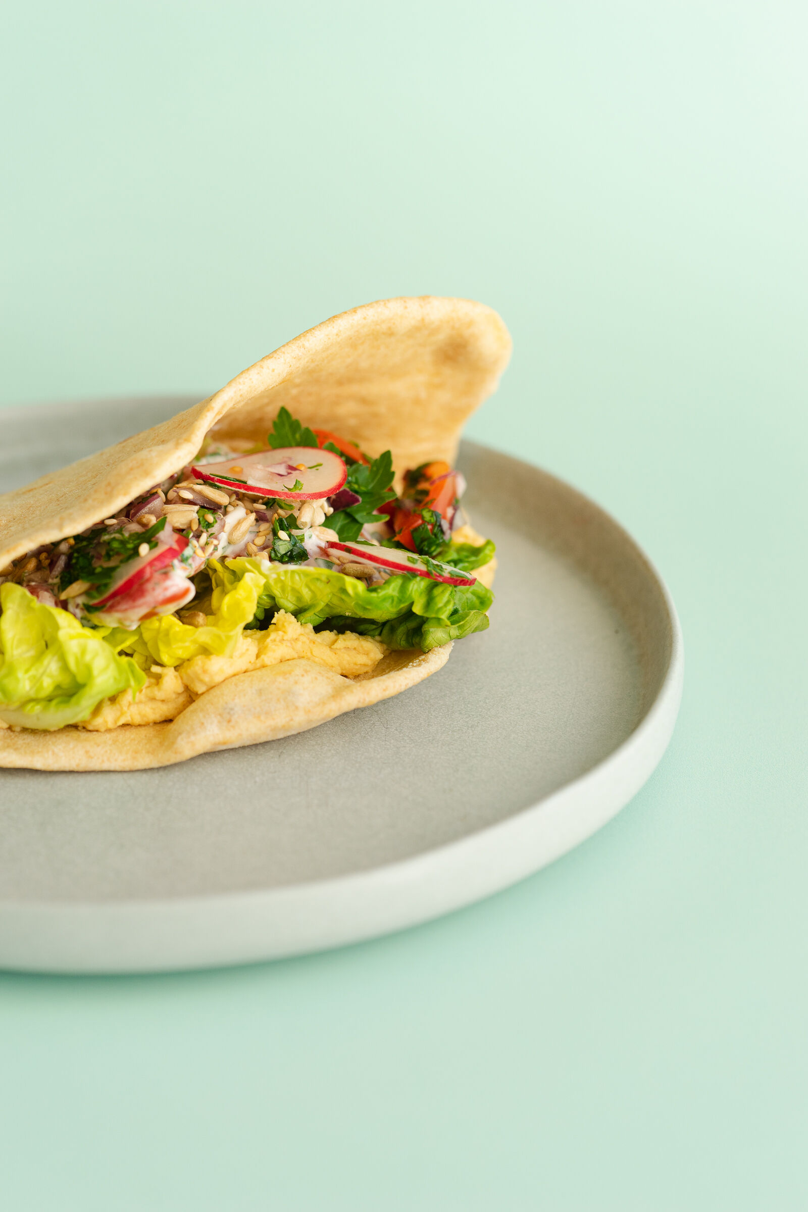 Tortilla Wrap mit Hummus, Crudités und Joghurt