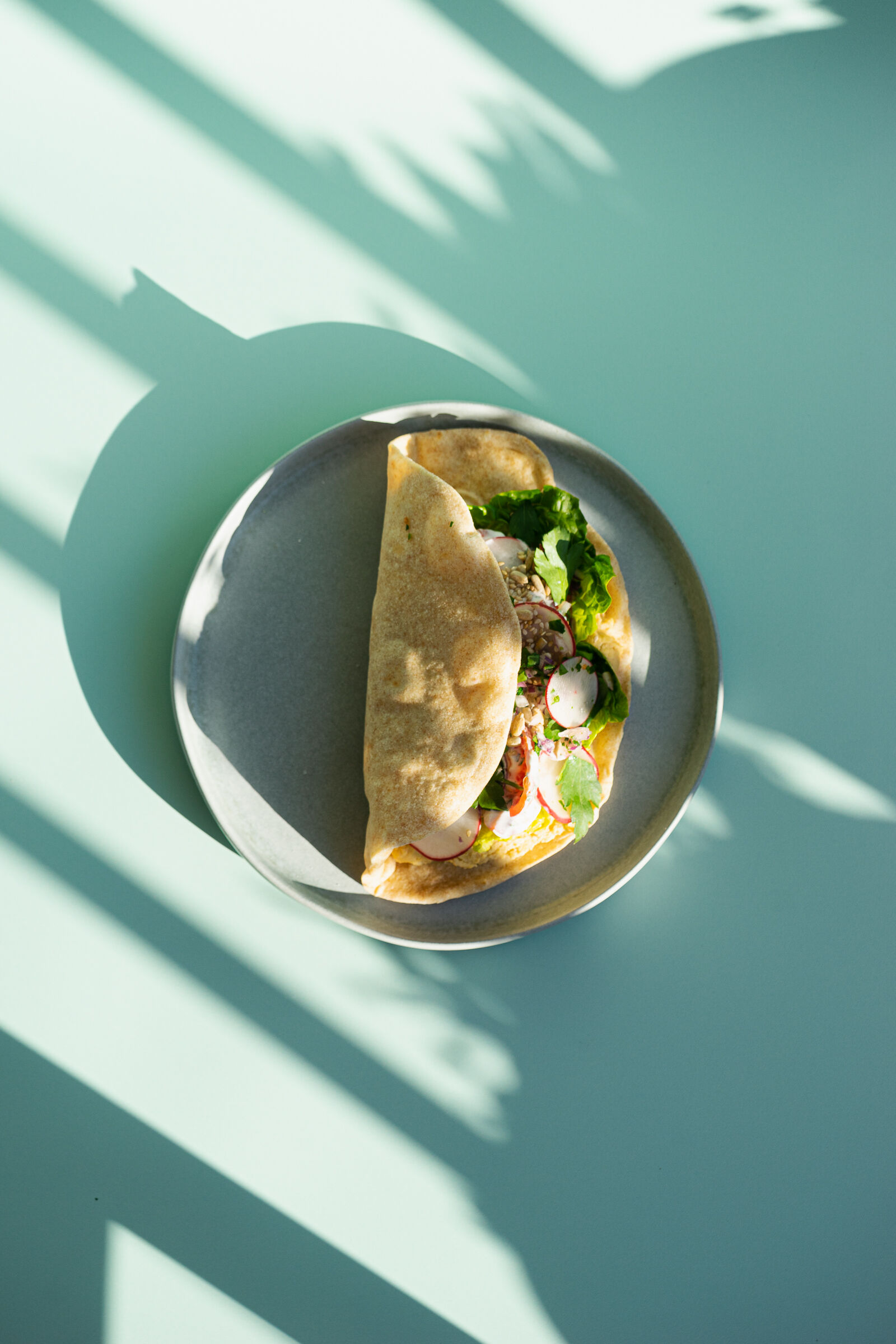 Tortilla Wrap mit Hummus, Crudités und Joghurt