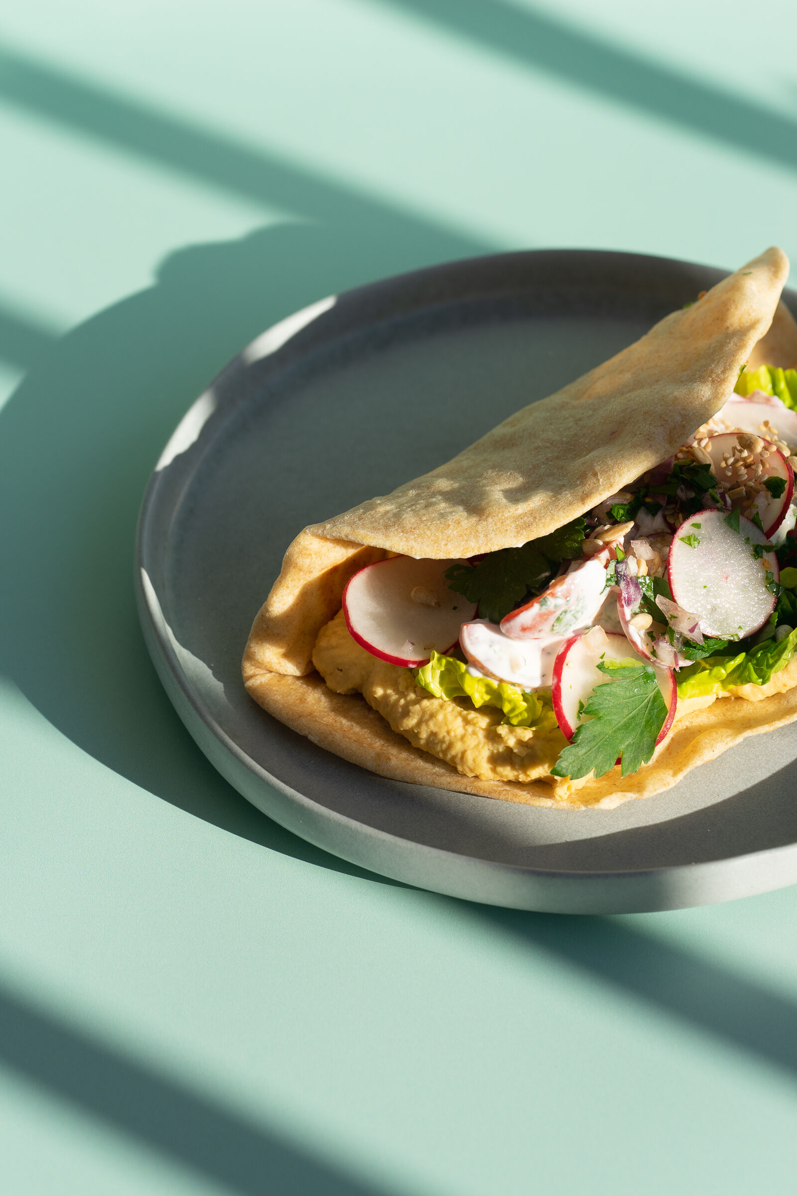 Tortilla Wrap mit Hummus, Crudités und Joghurt