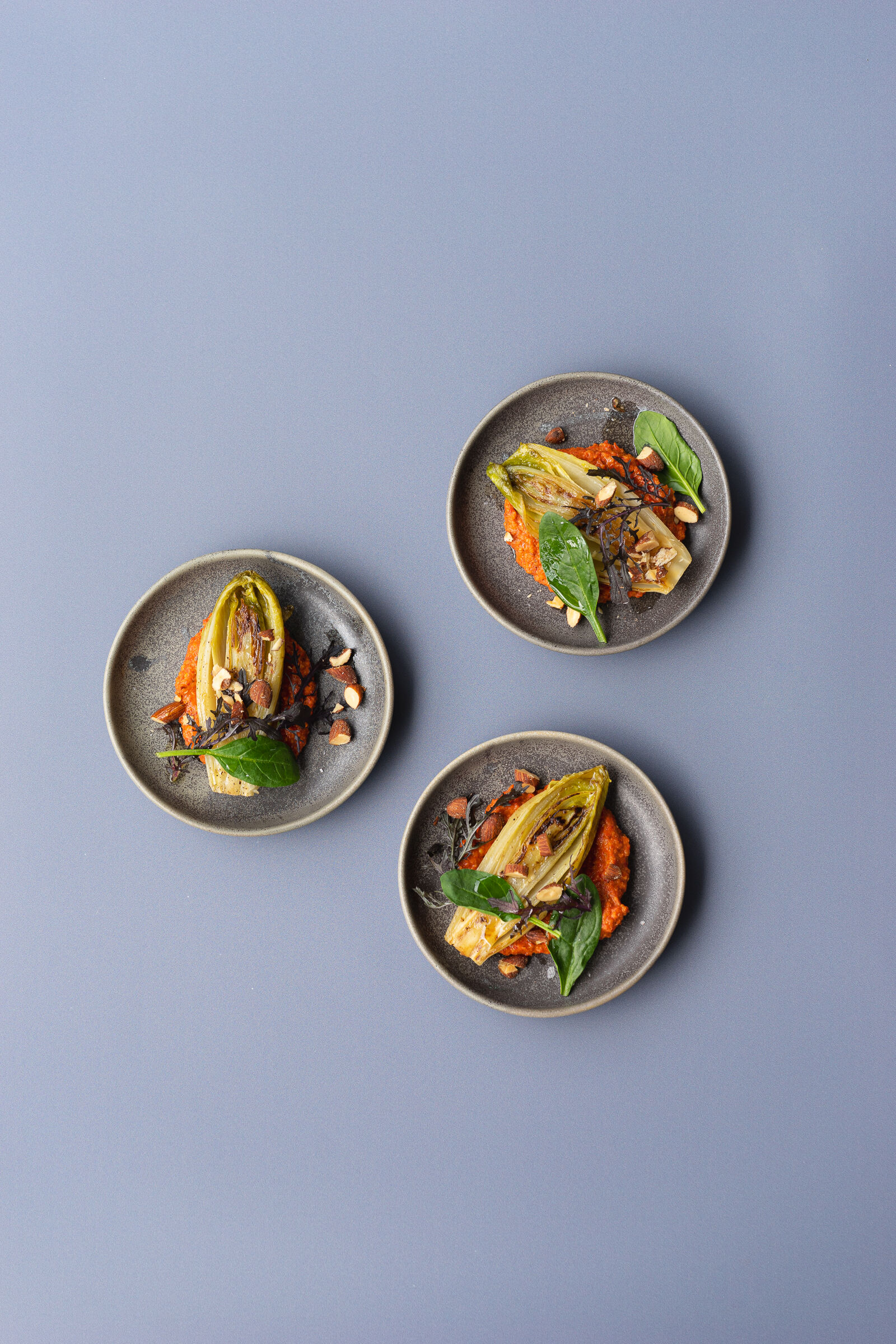 Gebratener Chicorée mit Romesco und Rauchmandeln