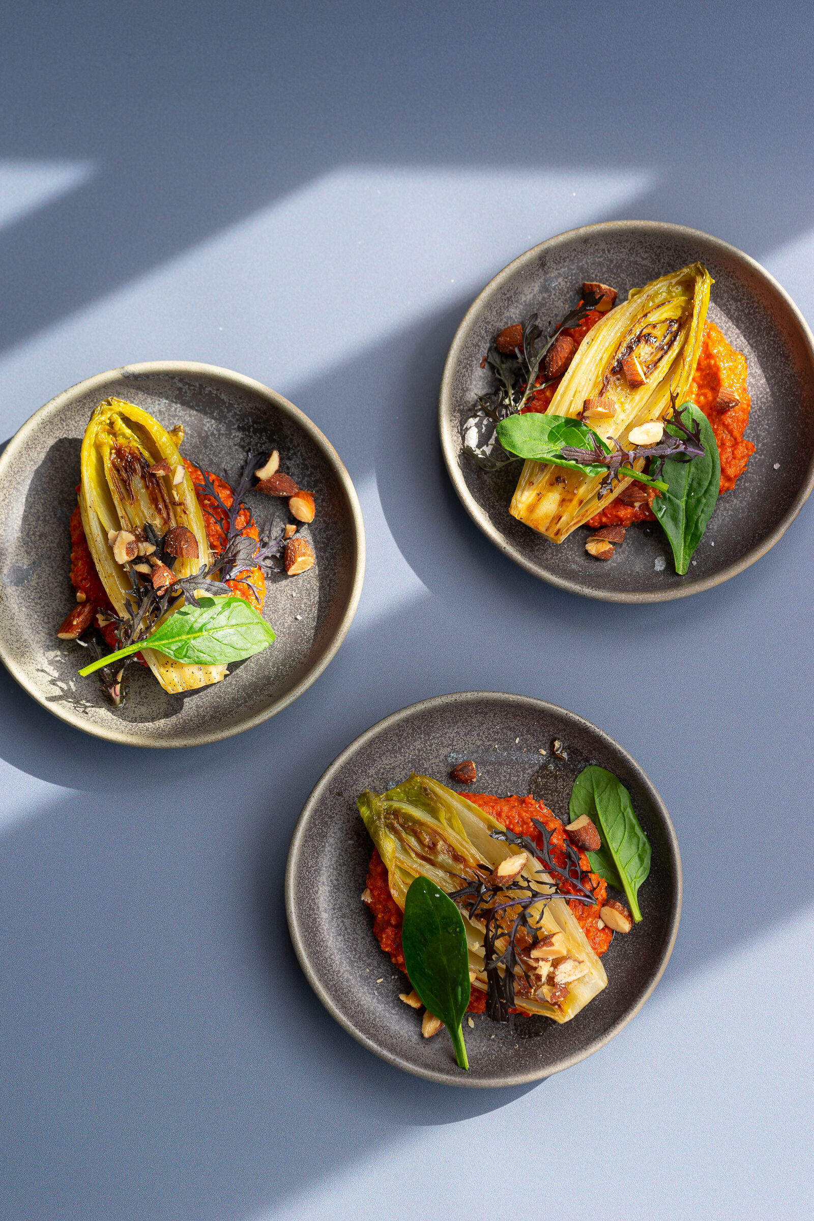 Gebratener Chicorée mit Romesco und Rauchmandeln
