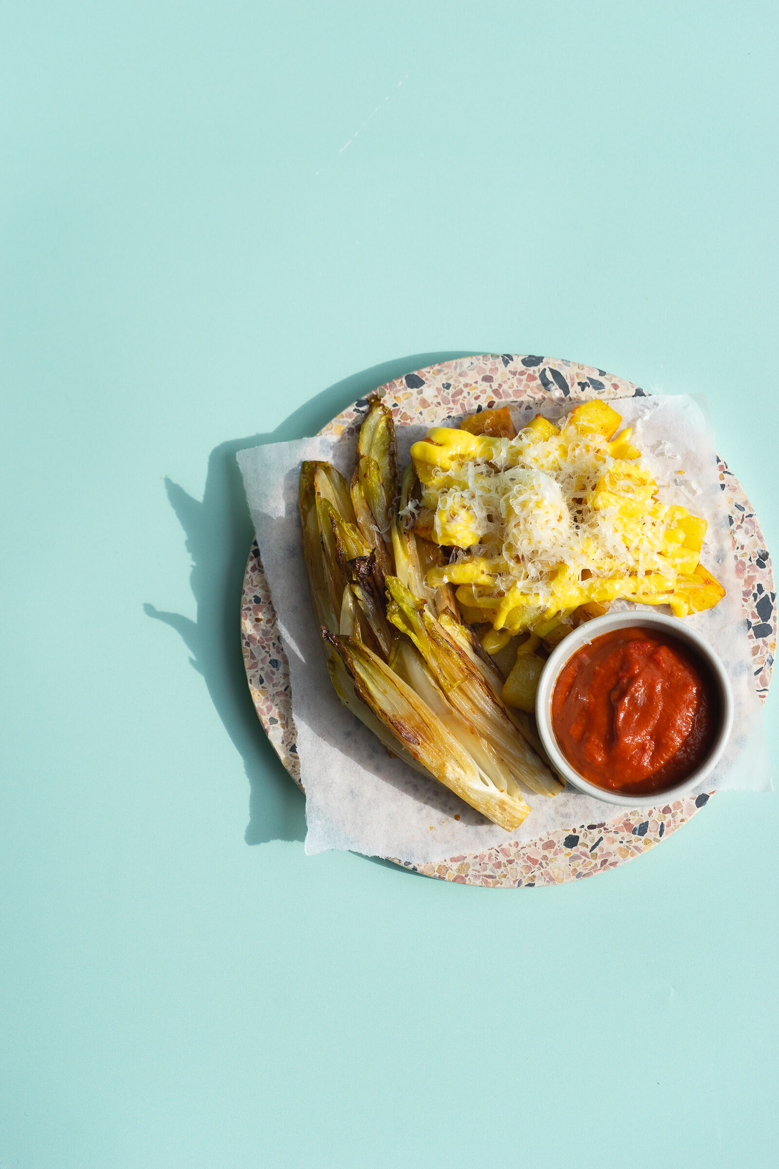 Patatas Bravas mit Chicorée und Aioli