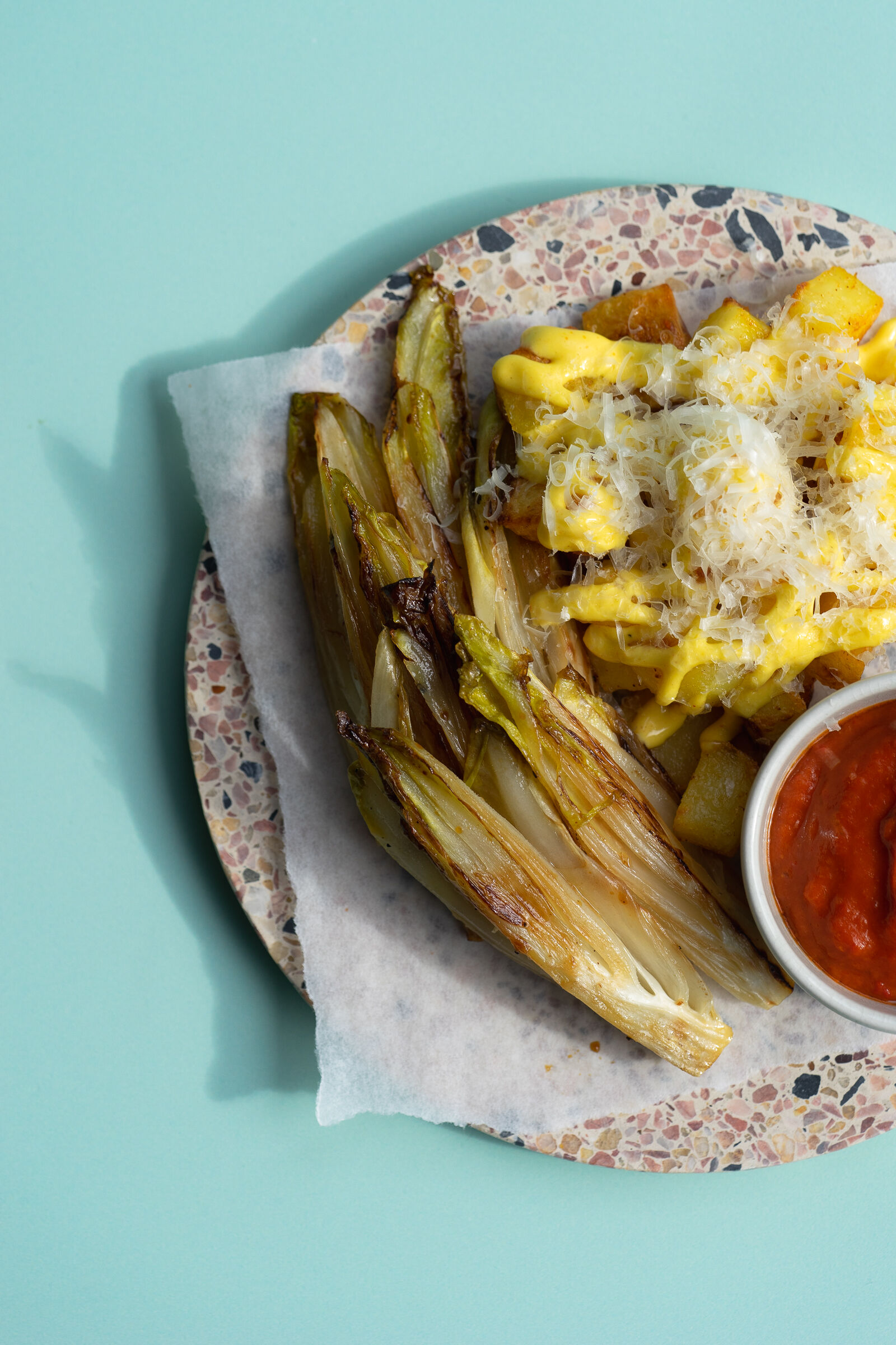 Patatas Bravas mit Chicorée und Aioli
